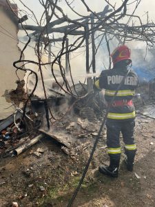 Locuință distrusă în totalitate de flăcări, în satul Cetatea, comuna Rădoiești. O butelie a explodat - 