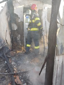 Atenție la mijloacele de încălzire! Incendiu cauzat de coșul de fum deteriorat, la Pietroșani - 